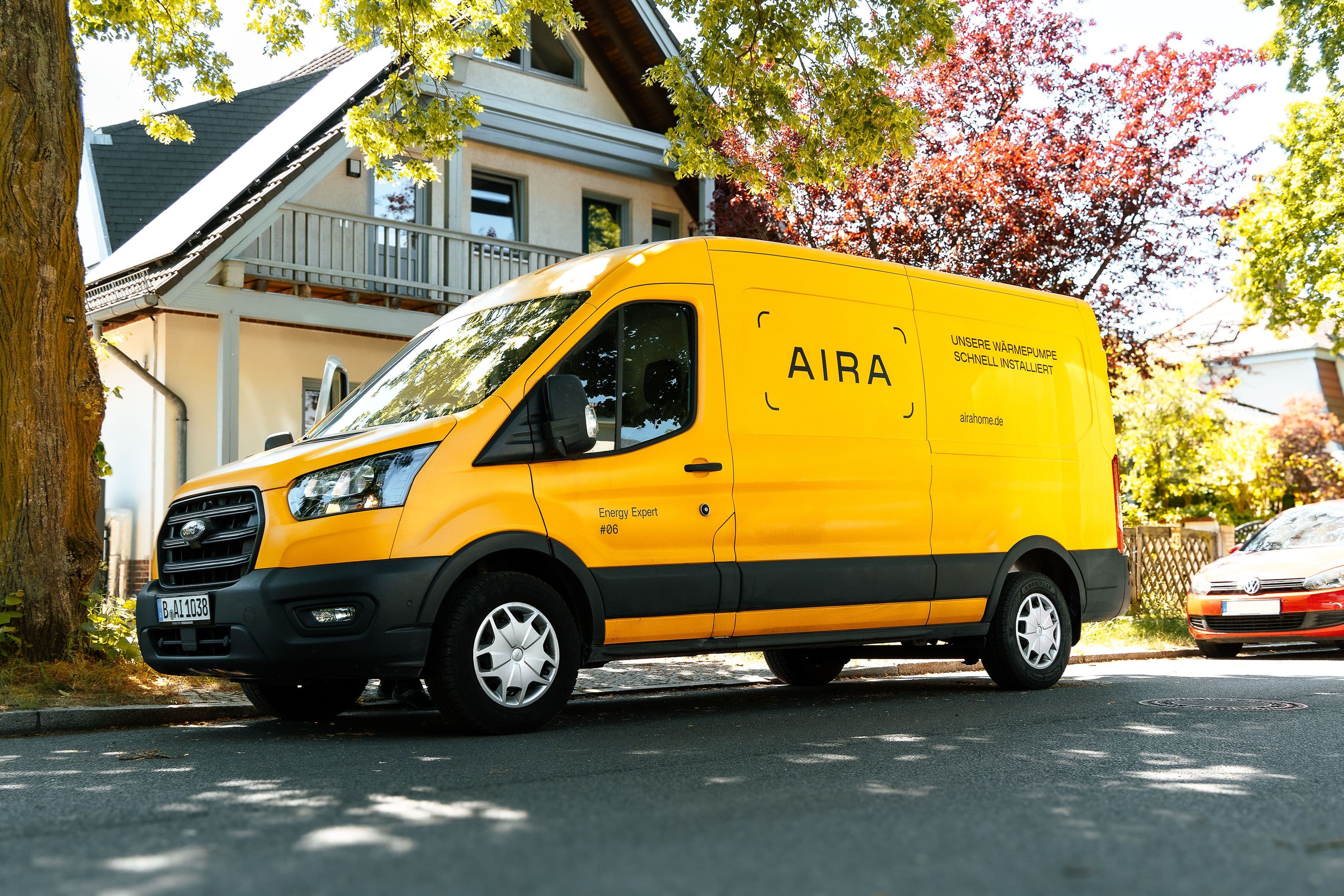 Aira Installations-Transporter vor einem Haus eines Kundens