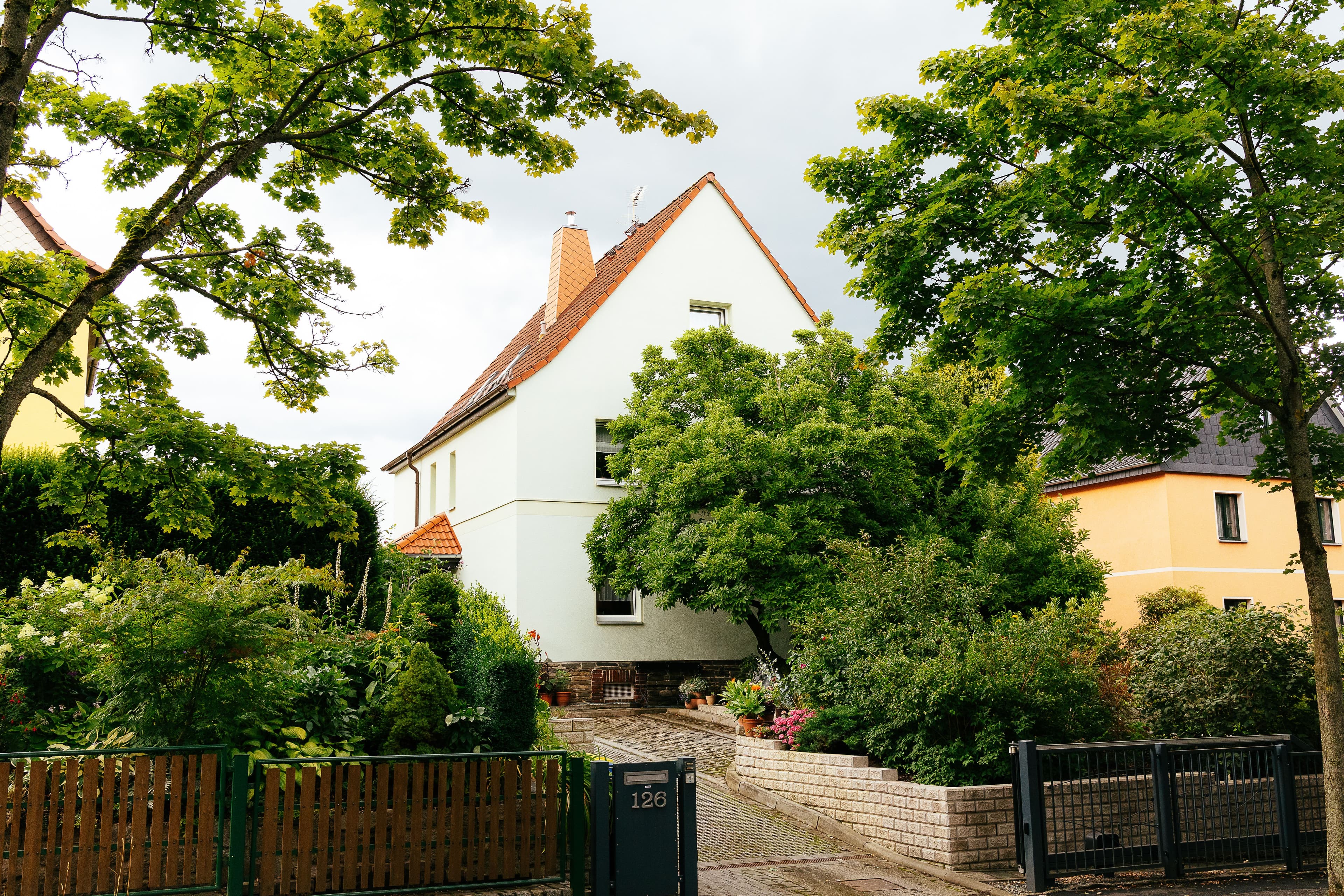 Altbau Einfamilienhaus Sicht von der Straße Richtung Einfahrt