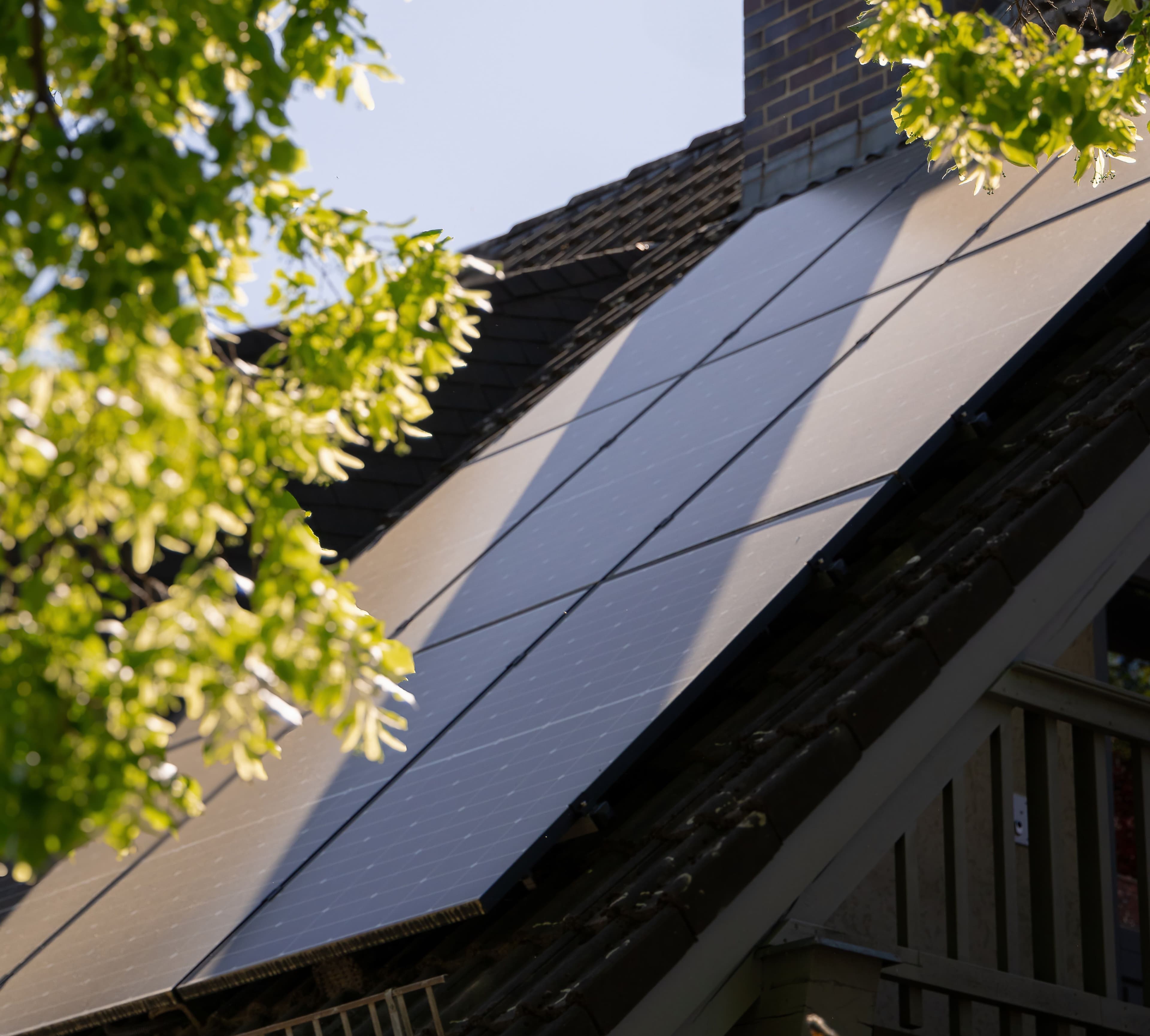 AiraCleanEnergy-tariffs-SolarPanels-Angle-Sunlight-cropped.jpeg
